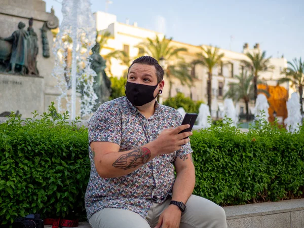 Hombre Con Una Máscara Médica Usando Teléfono Aire Libre — Foto de Stock