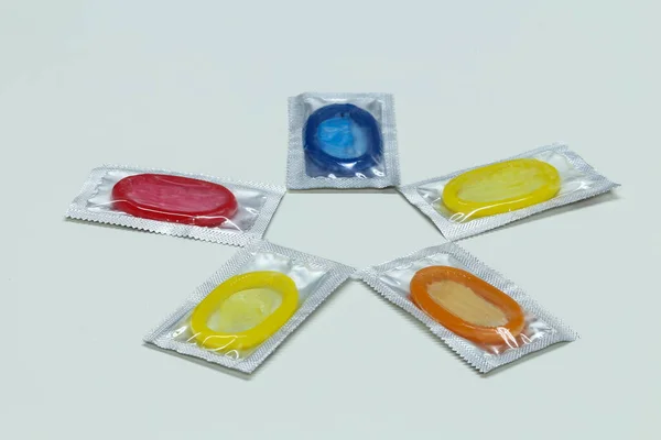Närbild Förpackningar Med Färgglada Kondomer — Stockfoto