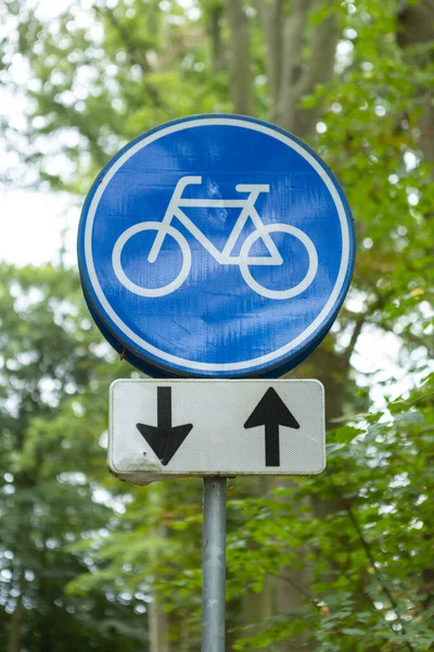 Holenderski Znak Drogowy Oznaczający Obowiązkową Dwukierunkową Ścieżkę Rowerową Liśćmi Drzew — Zdjęcie stockowe