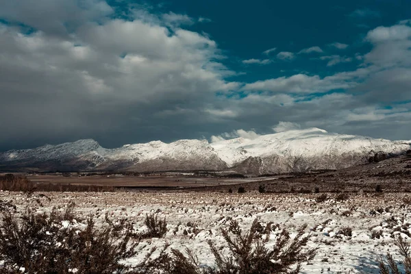 Hermoso Paisaje Rodeado Altas Montañas Nevadas — Foto de Stock