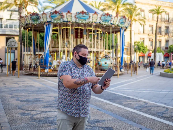 Hombre Que Lleva Una Máscara Médica Usa Tableta Aire Libre — Foto de Stock