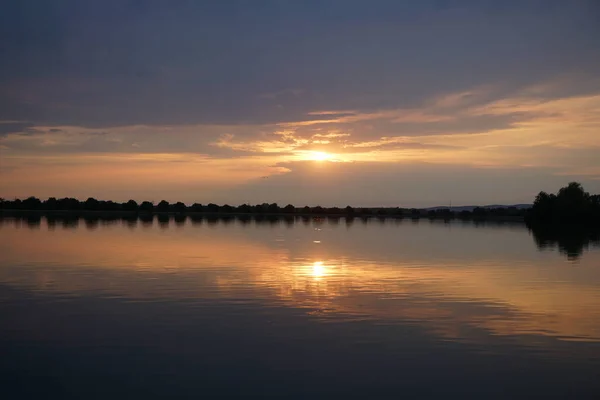 Una Toma Increíble Una Puesta Sol Lago Tranquilo —  Fotos de Stock