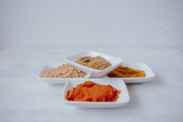 Egy Közeli Felvétel Különböző Paprika Fűszerek Kis Fehér Tányérok — Stock Fotó