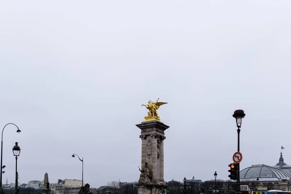 Fransa Daki Pont Alexandre Köprüsü Ndeki Altın Heykel — Stok fotoğraf