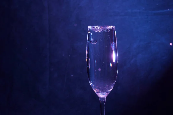 Närbild Ett Champagneglas Fullt Med Vatten — Stockfoto
