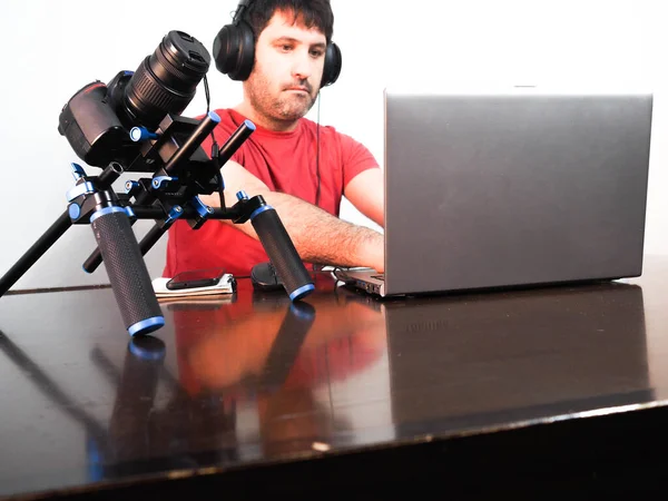 Cineasta Masculino Editando Vídeos Seu Laptop Escritório — Fotografia de Stock