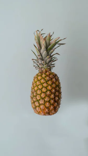 Svislý Snímek Ananasu Izolovaného Pozadí — Stock fotografie