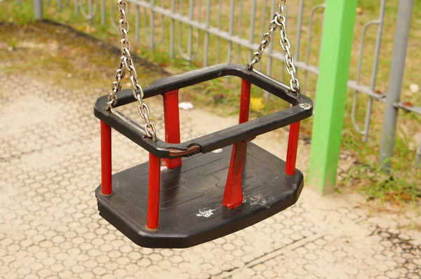 Empty Swing Seat Hanging Metal Chains — Stock Photo, Image