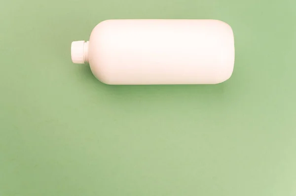 Een Close Shot Van Een Witte Plastic Container Een Groen — Stockfoto