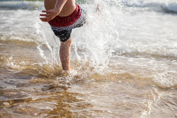 Poten Van Een Mannetje Vermaken Zich Het Water Van Zee — Stockfoto