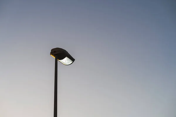 ภาพถ ายม าของโคมไฟถนนบนพ นหล — ภาพถ่ายสต็อก