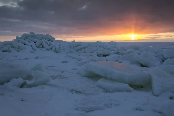 Uma Vista Pôr Sol Litoral Inverno Com Pilhas Pilhas Das — Fotografia de Stock