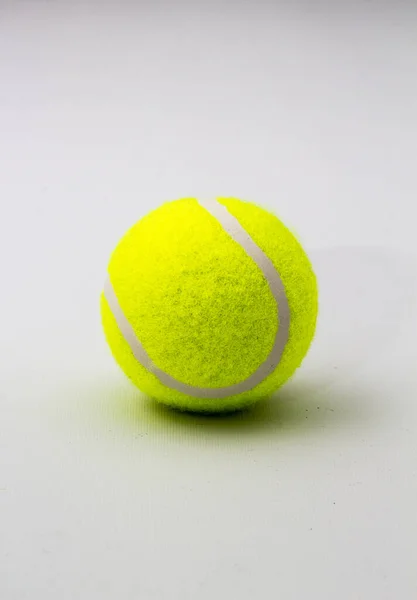 Beyaz Arka Planda Bir Tenis Topunun Dikey Çekimi — Stok fotoğraf