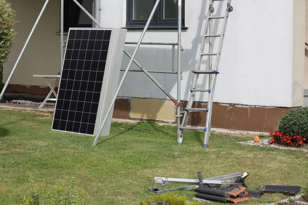 Piccolo Pannello Solare Accanto Agli Strumenti Industriali Prima Essere Installato — Foto Stock