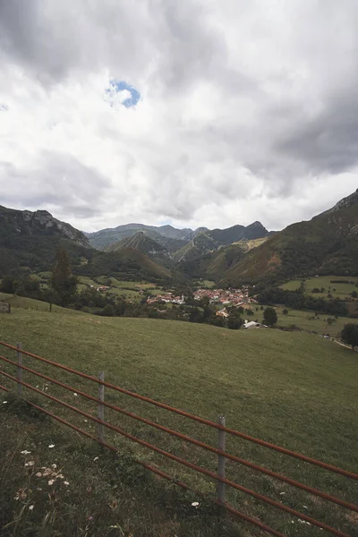 Plano Vertical Paisaje Montañoso Atardecer Loredo Asturias España — Foto de Stock