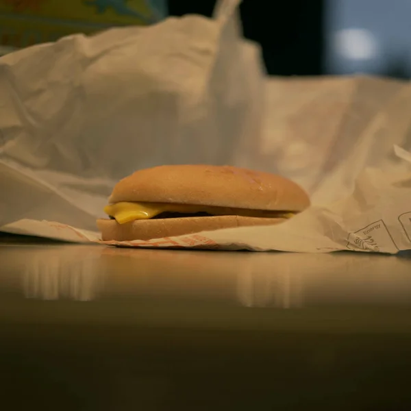 Primer Plano Una Hamburguesa Con Queso Papel —  Fotos de Stock