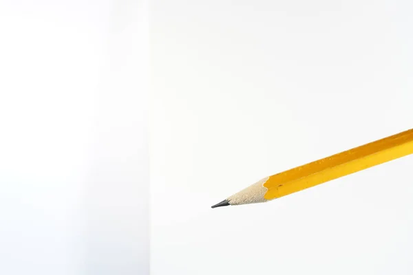 Egy Közelkép Egy Ceruzáról Amit Fehér Alapon Izoláltak — Stock Fotó