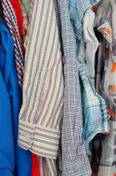 クローゼットの中の格納庫の上の服の垂直閉鎖 — ストック写真
