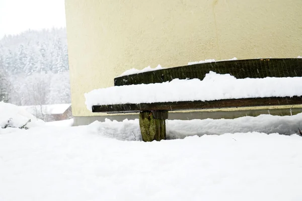 Eine Nahaufnahme Von Schneebedeckter Bank Der Winterparkgasse — Stockfoto