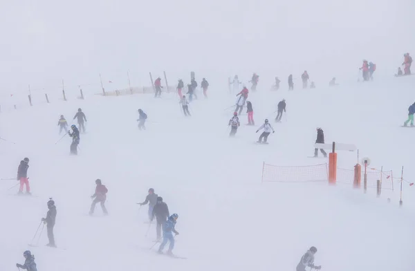 Uma Encosta Montanha Nevada Com Grupo Esquiadores Snowboarders Dia Nebuloso — Fotografia de Stock