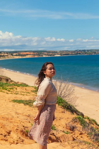 Tiro Vertical Uma Jovem Senhora Asiática Praia — Fotografia de Stock