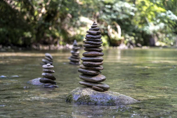Tiro Majestoso Muitas Pirâmides Pedra Equilibradas Uma Água Rio — Fotografia de Stock