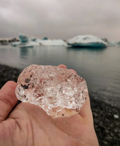 Gros Plan Une Personne Tenant Morceau Glace — Photo