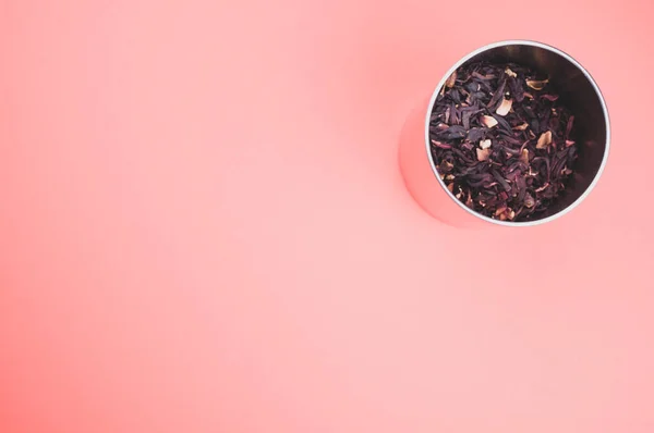 Detailní Záběr Sušeného Čaje Ibišku Listí Kovové Nádobě Růžovém Povrchu — Stock fotografie