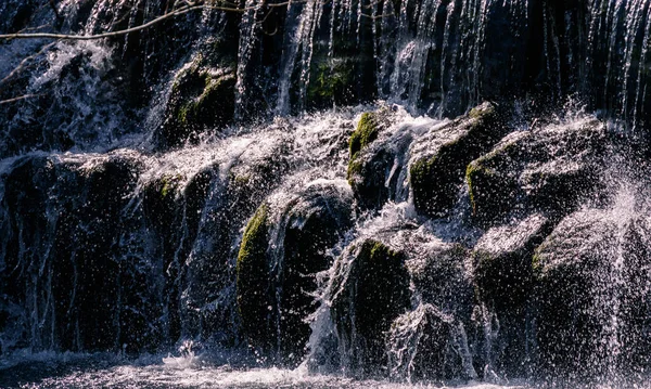 Nádherný Vodopád Vodou Stékající Útesu — Stock fotografie