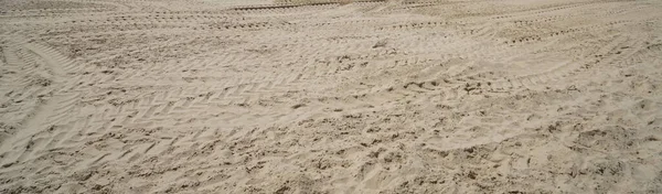 Tracce Auto Sulla Sabbia Nel Deserto Durante Giorno — Foto Stock