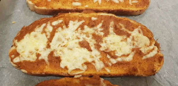Eine Nahaufnahme Von Einem Leckeren Sandwich Mit Käse Der Mikrowelle — Stockfoto