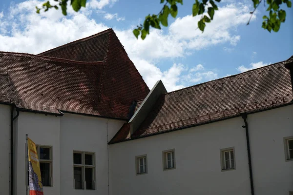 Widok Starego Dachówka Domu Cienkim Tle Chmury — Zdjęcie stockowe