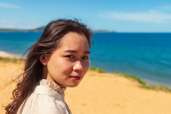Egy Közeli Kép Egy Fiatal Ázsiai Hölgyről Parton — Stock Fotó