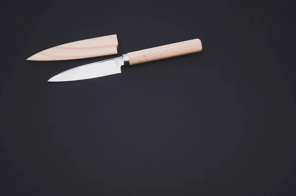 Eine Nahaufnahme Eines Küchenmessers Mit Sicherheitsabdeckung Isoliert Auf Schwarzem Hintergrund — Stockfoto