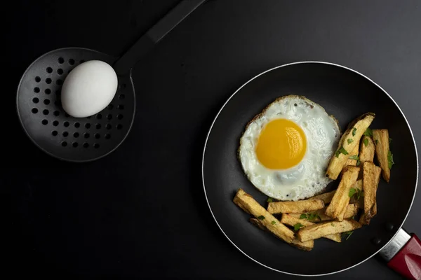 Крупный План Приготовления Завтрака Свежими Яйцами — стоковое фото