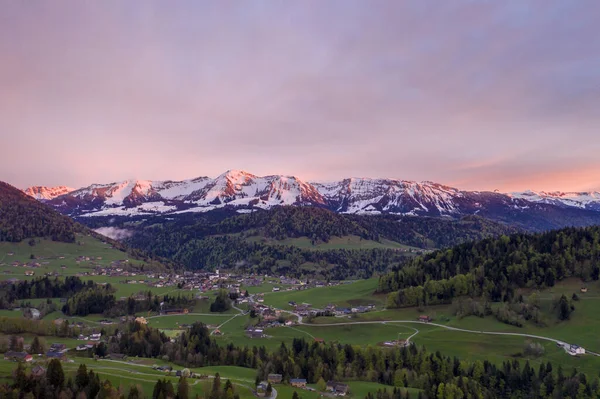 Majestuoso Crepúsculo Colorido Sobre Pueblo Montaña Rodeado Bosques — Foto de Stock