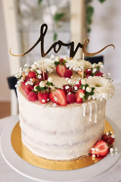 Вибірковий Фокус Знімок Смачного Білого Весільного Торта Червоними Ягодами Квітами — стокове фото