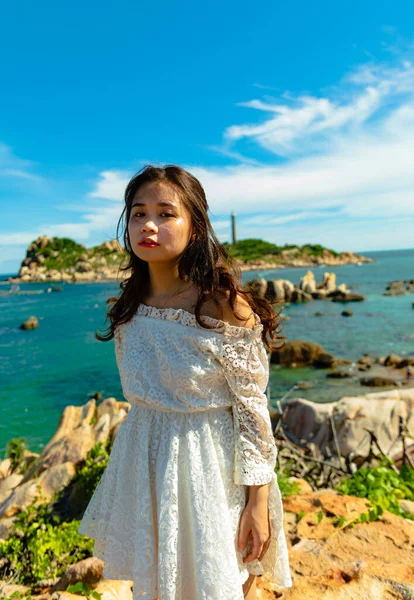 Vietnam Daki Khe Adasında Güzel Bir Asyalı Kadının Dikey Çekimi — Stok fotoğraf
