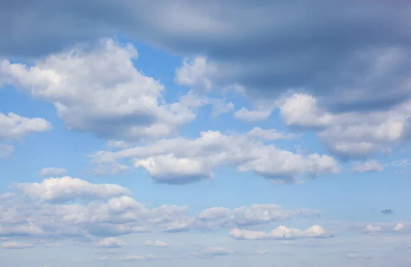Sebuah Gambar Sudut Rendah Awan Langit Biru — Stok Foto