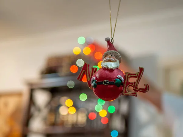 Eine Selektive Fokusaufnahme Eines Weihnachtsbaumschmucks — Stockfoto