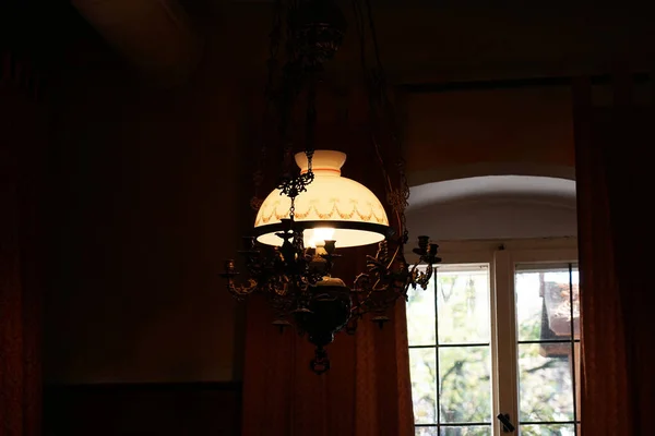Ein Kronleuchter Mit Lampe Zimmer — Stockfoto