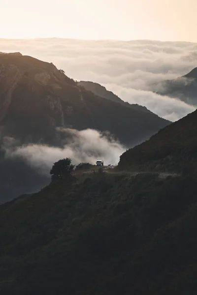Eine Vertikale Aufnahme Eines Wolkenmeeres Auf Den Berggipfeln Von Somiedo — Stockfoto