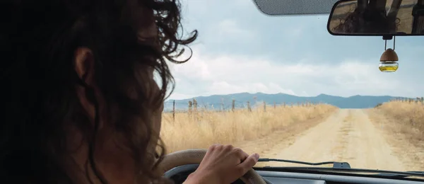 Uma Visão Traseira Uma Fêmea Dirigindo Carro Através Uma Estrada — Fotografia de Stock