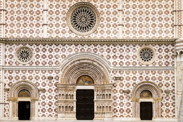 Närbild Låg Vinkel Skott Santa Maria Collemaggio Basilika Entré Ligger — Stockfoto