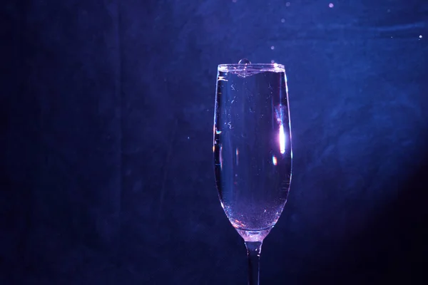 Närbild Bild Full Champagne Glas Mörkblå Bakgrund — Stockfoto