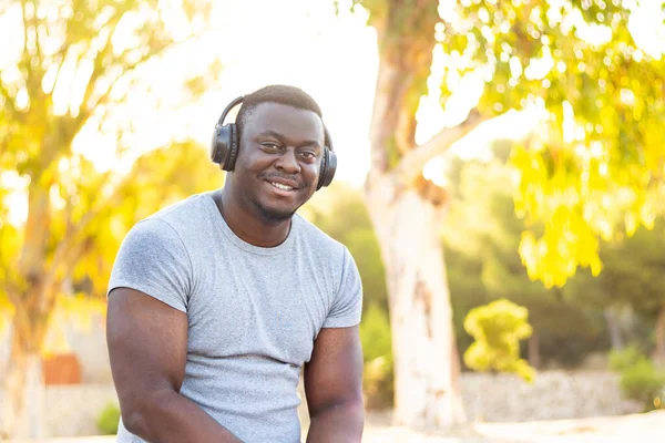 Een Portret Van Een Jonge Zwarte Man Luisterend Naar Muziek — Stockfoto