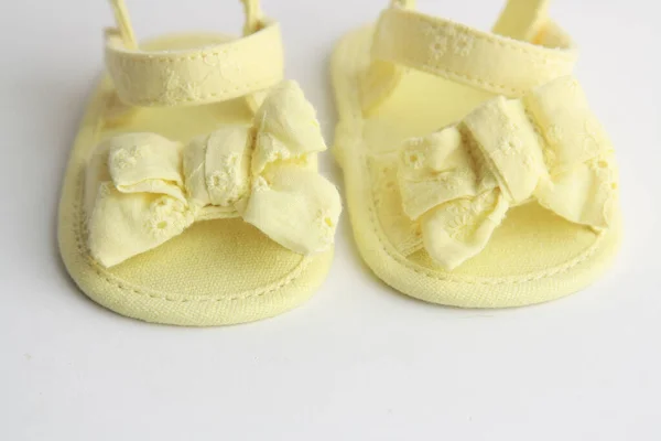 Een Close Shot Van Gele Baby Sandalen Met Strikken — Stockfoto