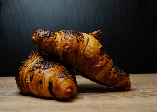 Tiro Close Croissants Frescos Uma Superfície Madeira Perfeito Para Fundo — Fotografia de Stock