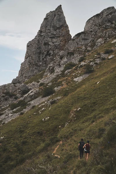 Couple Randonneurs Randonnant Sur Une Montagne Avec Des Sommets Rocheux — Photo