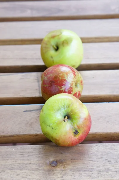 Drei Frische Äpfel Auf Einem Tisch — Stockfoto